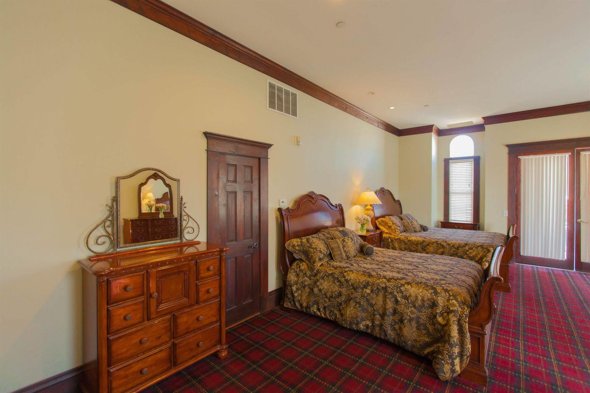 Santa Paula Inn